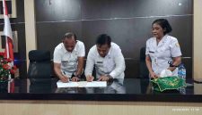 Abdul Nazarudin Maloh, bersama Kaban BPKPD Nul Hakim, dan sekertaris BPKPD saat mendandatangani berita acara serah terima jabatan dihadapan jajaran pegawai BPKPD Boltara, Rabu (10/9/2025). Gambar/Doc: Fadlan Ibunu