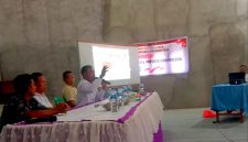 Kepala Bidang Pemberdayaan Masyarakat dan Pembangunan Kawasan Desa, Arham Pontoh saat memberikan materi pada kegiatan sosialisasi di Kecamatan Bolangitang Timur pada Rabu (10/9/2025) kemarin. 