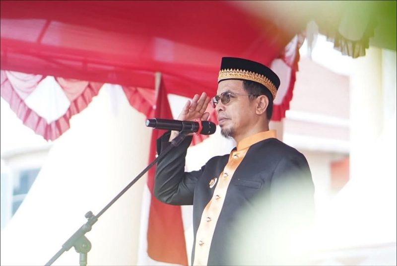 Bupati Boltara, Dr Sirajudin Lasena saat menjadi inspektur upacara pada peringatan Hut Provinsi Sulut ke-61 dihalaman Kantor Bupati Boltara pada Selasa (23/9/2025) 