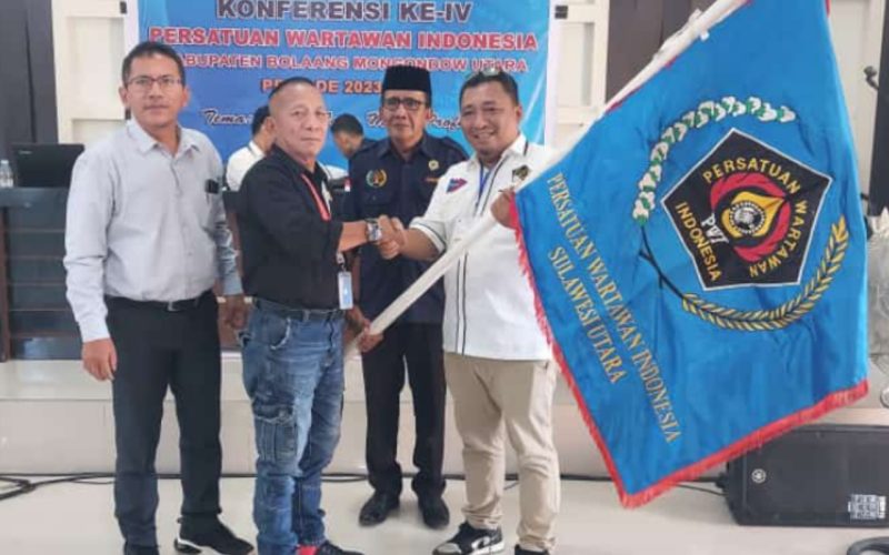 Ketua PWI Provinsi Sulut bersama jajaran, saat melaksanakan pelantikan kepada Ketua PWI Bolmut Patris Babay. (Gambar/Doc) 