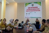 Kepala DPPKBPPPA Bolmut, Yani Lasama, saat memaparkan inovasi “Berlian” dalam rapat TP3S di ruang rapat Dinas PPKBPPPA, Selasa (16/09/2025).