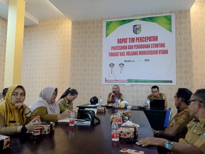 Kepala DPPKBPPPA Bolmut, Yani Lasama, saat memaparkan inovasi “Berlian” dalam rapat TP3S di ruang rapat Dinas PPKBPPPA, Selasa (16/09/2025).