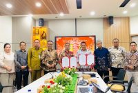 Bupati BOLTARA Dr. Sirajudin Lasena, didampingi jajaran SKPD menandatangani MoU bersama Wakil Rektor IV Unhas, Prof. Dr. Eng. Adi Maulana, sebagai langkah nyata memperkuat SDM BOLTARA menuju daerah berdaya saing tinggi.(Gambar/Kiriman)