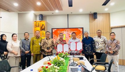 Bupati BOLTARA Dr. Sirajudin Lasena, didampingi jajaran SKPD menandatangani MoU bersama Wakil Rektor IV Unhas, Prof. Dr. Eng. Adi Maulana, sebagai langkah nyata memperkuat SDM BOLTARA menuju daerah berdaya saing tinggi.(Gambar/Kiriman)