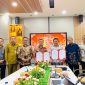 Bupati BOLTARA Dr. Sirajudin Lasena, didampingi jajaran SKPD menandatangani MoU bersama Wakil Rektor IV Unhas, Prof. Dr. Eng. Adi Maulana, sebagai langkah nyata memperkuat SDM BOLTARA menuju daerah berdaya saing tinggi.(Gambar/Kiriman)