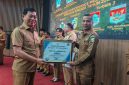 Wakil Bupati Aditya Pontoh saat menerima penghargaan langsung dari Wakil Gubernur Sulut. (Gambar/Doc) 
