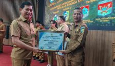 Wakil Bupati Aditya Pontoh saat menerima penghargaan langsung dari Wakil Gubernur Sulut. (Gambar/Doc) 