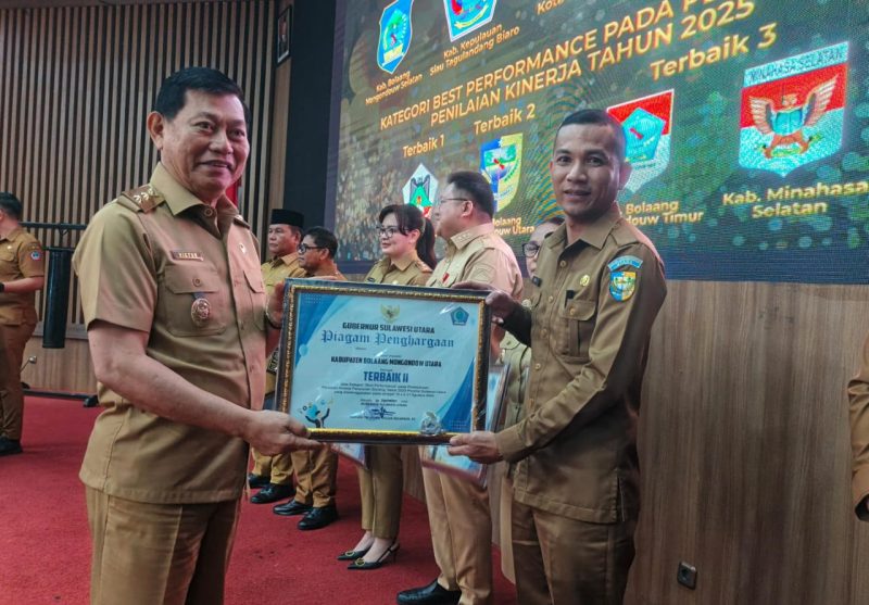 Wakil Bupati Aditya Pontoh saat menerima penghargaan langsung dari Wakil Gubernur Sulut. (Gambar/Doc) 