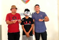 Kasat Reskrim Polres Bolmut IPTU Mario V. Sopacoly, bersama Anggotanya dan terduga pelaku pengancaman. (Gambar/Doc: Humas Polres Bolmut)