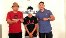 Kasat Reskrim Polres Bolmut IPTU Mario V. Sopacoly, bersama Anggotanya dan terduga pelaku pengancaman. (Gambar/Doc: Humas Polres Bolmut)