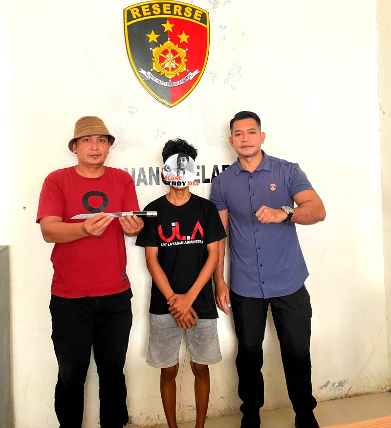 Kasat Reskrim Polres Bolmut IPTU Mario V. Sopacoly, bersama Anggotanya dan terduga pelaku pengancaman. (Gambar/Doc: Humas Polres Bolmut)