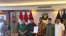 Menkumham Supratman Andi Agtas menyerahkan langsung SK pengesahan kepengurusan DPP PPP kepada Ketua Umum Mardiono, disaksikan Wakil Ketua Umum Agus Suparmanto dan Sekjen Taj Yasin.