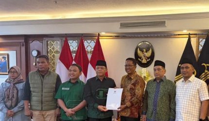 Menkumham Supratman Andi Agtas menyerahkan langsung SK pengesahan kepengurusan DPP PPP kepada Ketua Umum Mardiono, disaksikan Wakil Ketua Umum Agus Suparmanto dan Sekjen Taj Yasin.