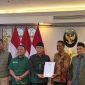 Menkumham Supratman Andi Agtas menyerahkan langsung SK pengesahan kepengurusan DPP PPP kepada Ketua Umum Mardiono, disaksikan Wakil Ketua Umum Agus Suparmanto dan Sekjen Taj Yasin.