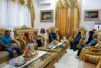 Gubernur Gorontalo Gusnar Ismail saat menerima audiensi Komisi Informasi Provinsi Gorontalo di ruang kerjanya, membahas penguatan keterbukaan informasi publik.