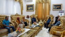 Gubernur Gorontalo Gusnar Ismail saat menerima audiensi Komisi Informasi Provinsi Gorontalo di ruang kerjanya, membahas penguatan keterbukaan informasi publik.