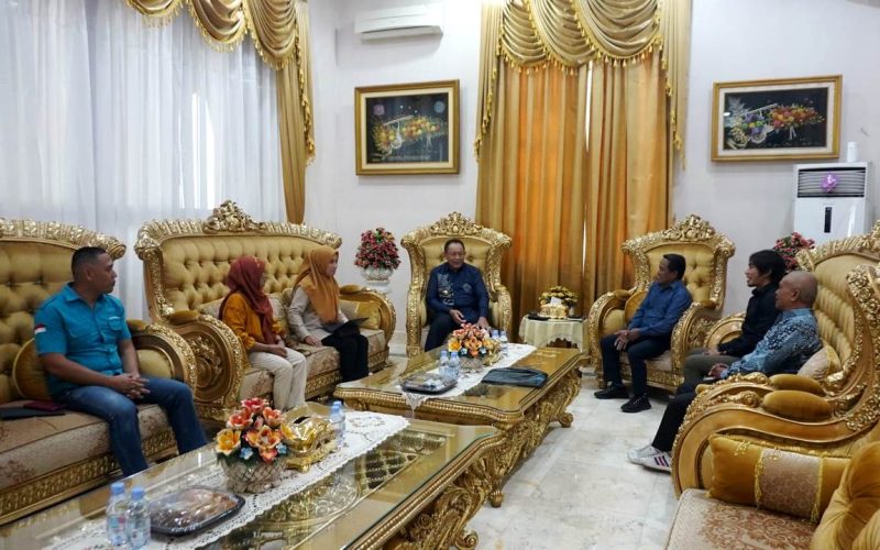 Gubernur Gorontalo Gusnar Ismail saat menerima audiensi Komisi Informasi Provinsi Gorontalo di ruang kerjanya, membahas penguatan keterbukaan informasi publik.