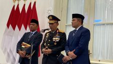 Kapolri Jenderal Listyo Sigit Prabowo saat menyampaikan informasi sementara terkait ledakan SMAN 72 Kelapa Gading, Jakarta Utara, di teras Istana Merdeka, Kompleks Istana Kepresidenan, Jakarta Pusat, Jumat (7/11/2025).
