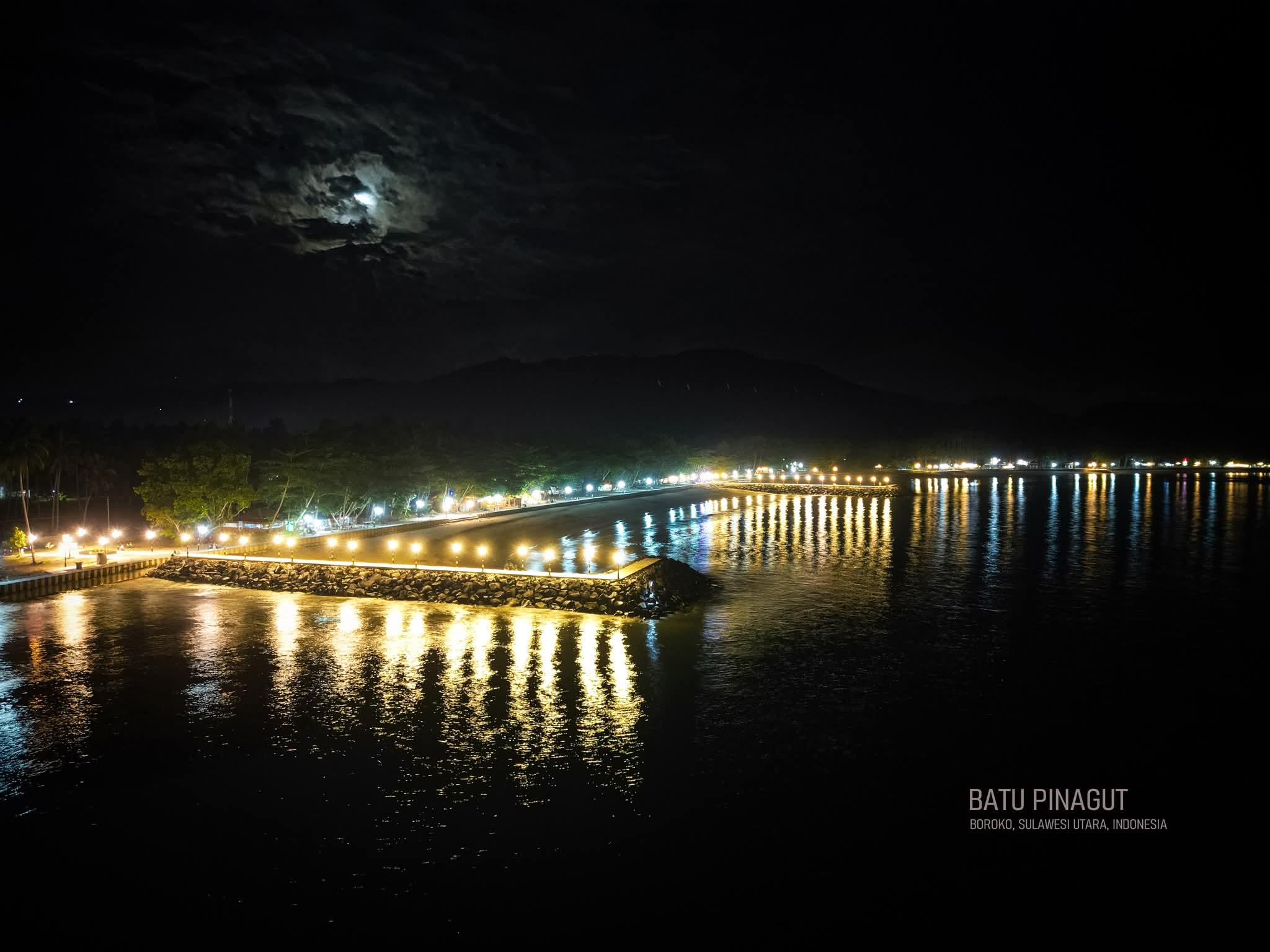 Pantai wisata batu pinagut Bolaang Mongondow Utara saat malam hari. 