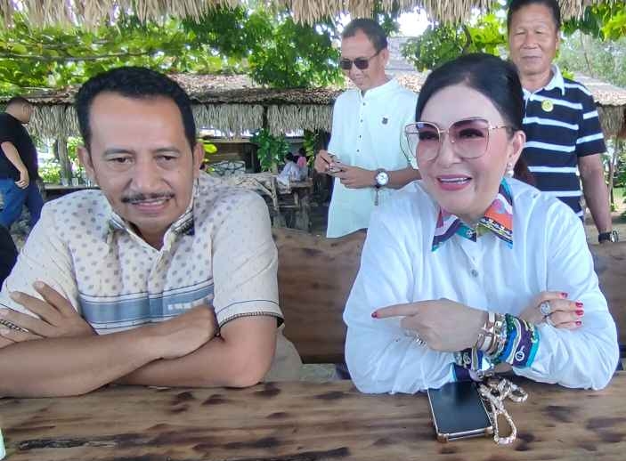 CEP diwawancarai awak media didampingi Wakil Ketua DPRD Bolmut Saiful Ambarak di kawasan wisata Pantai Batu Pinagut, Minggu (21/12/2025).