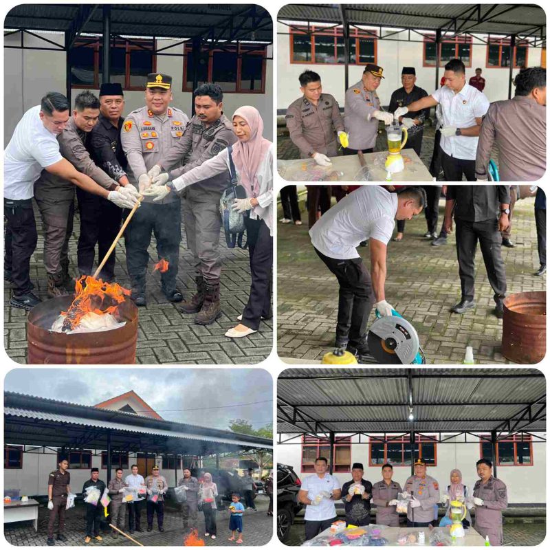 Kapolres Bolaang Mongondow Utara AKBP Juleigtin Siahaan, S.I.K., M.I.K didampingi Kasat Reskrim IPTU Mario Sopacoli, S.H., M.H menghadiri kegiatan pemusnahan barang bukti perkara pidana yang telah berkekuatan hukum tetap (inkracht) di Kantor Kejaksaan Negeri Bolaang Mongondow Utara, Kamis (18/12/2025).
(Dokumentasi: Humas Polres Bolmut)