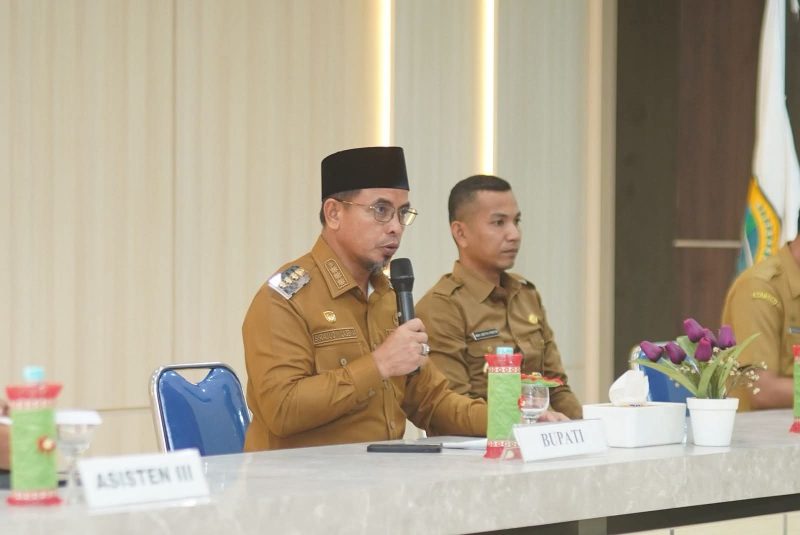Bupati Bolaang Mongondow Utara Dr. Sirajudin Lasena saat memimpin Rapat Kerja Awal Tahun bersama pimpinan OPD di Ruang Rapat Kantor Bupati Lantai 3, Senin (5/1/2026).