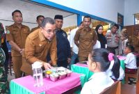 Gambar/Doc: Bupati dan Wakil Bupati Boltara saat launching MBG di SDN 4 Sangkub Senin 26 Januari 2026