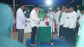 Caption Foto: Ketua Komwil Al Khairat BMR Dr. Sirajudin Lasena, SE., M.Ec.Dev, saat melantik Pengurus Cabang dan Ranting Al Khairat Kecamatan Sangkub Masa Bhakti 2025–2030 di Halaman MTS Al Khairat Sangkub 1.