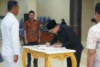 Bupati Boltara Dr. Sirajudin Lasena saat melantik Ogon Masuara sebagai Pj Sangadi Desa Wakat di Aula Kantor Bupati Bolmut.