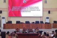 Gambar/Doc (Nur): Sekretaris Daerah Bolmong Abdullah Mokoginta saat membuka sosialisasi Perpres 46/2025 dan Bimtek peningkatan kompetensi pengadaan barang dan jasa di Ruang Rapat DPRD Bolmong.