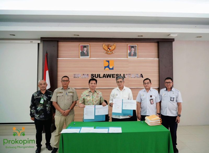 Wakil Bupati Bolaang Mongondow, Dony Lumenta, menandatangani naskah perjanjian hibah BMN berupa infrastruktur jalan dari Kementerian Pekerjaan Umum di Kantor BPJN Sulawesi Utara, Kamis (29/1/2026).