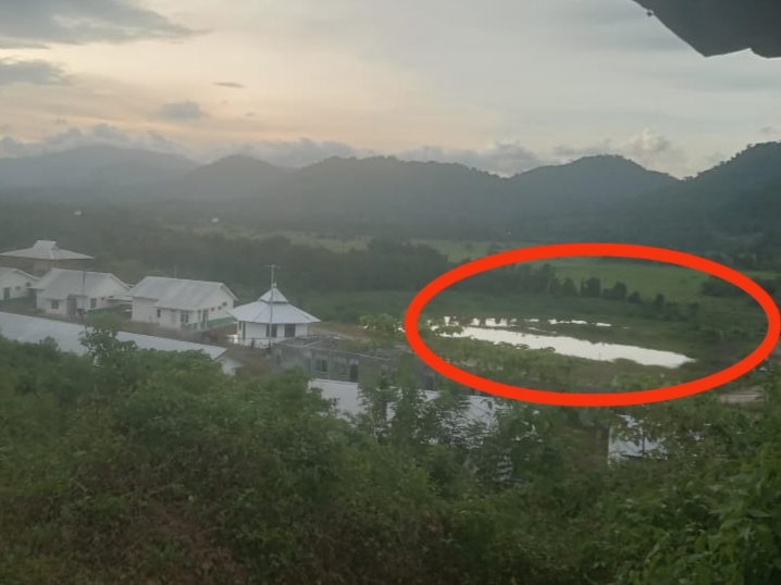 Dokumentasi pantauan awak media diareah sekitar pabrik terlihat aliran air yang suda tercemar mengalir diduga berasal dari dalam areah pabrik  PT PLJ. Dok/Eman Tontik Selasa (6/1/2026). 