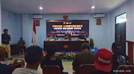 Wakapolres Boltara Kompol Abdul Rahman Faudji didampingi Kasat Narkoba dan Kasi Humas saat konferensi pers pengungkapan kasus sabu yang diduga terkait aktivitas tambang di Desa Paku, di Mapolres Boltara.