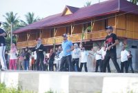 Gambar/Doc: Bupati Bolmut Dr. Sirajudin Lasena bersama Wakil Bupati Moh. Aditya Pontoh mengikuti senam pagi bersama ASN di Kawasan Wisata Pantai Batu Pinagut, Jumat (23/01/2026), sebagai wujud ajakan hidup sehat dan perhatian Pemda terhadap pengembangan kawasan wisata daerah.