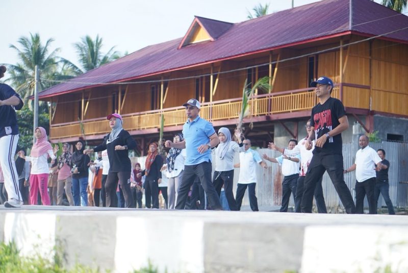 Gambar/Doc: Bupati Bolmut Dr. Sirajudin Lasena bersama Wakil Bupati Moh. Aditya Pontoh mengikuti senam pagi bersama ASN di Kawasan Wisata Pantai Batu Pinagut, Jumat (23/01/2026), sebagai wujud ajakan hidup sehat dan perhatian Pemda terhadap pengembangan kawasan wisata daerah.