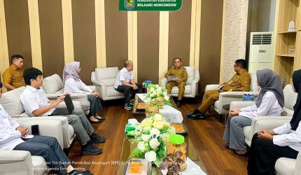 Bupati Bolaang Mongondow Yusra Alhabsyi didampingi Sekretaris Daerah dan jajaran OPD saat memimpin Entry Meeting bersama Tim BPK RI Perwakilan Sulawesi Utara sebagai bentuk komitmen Pemkab Bolmong terhadap transparansi dan tata kelola keuangan yang akuntabel.