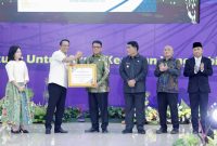 Momen penyerahan penghargaan nasional kepada Pemerintah Kabupaten Bolaang Mongondow atas keberhasilan menghadirkan Pos Bantuan Hukum hingga tingkat desa sebagai bentuk pelayanan publik yang berpihak kepada masyarakat.