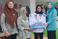 Ketua TP PKK Kabupaten Bolmong, Ny. Kalsum Alhabsyi, menerima bantuan pertanian dari TP PKK Provinsi Sulut yang diserahkan melalui Dinas Pertanian Sulut sebagai bentuk sinergi pemberdayaan perempuan tani.