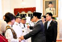 Bupati Yusra Alhabsyi bersama Wakil Bupati Dony Lumenta saat dilantik presiden prabowo diistana negara pada 12 bulan yang lalu