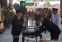 Bupati Bolmong Yusra Alhabsyi saat mengambil sumpah jabatan 78 pejabat eselon III, IV, dan fungsional di lingkungan Pemkab Bolmong, Senin (9/2/2026).
