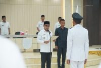Bupati Bolaang Mongondow Utara saat melantik dan mengambil sumpah Penjabat Sangadi Desa Kuala di Aula Kantor Bupati, menegaskan komitmen profesionalisme dan amanah dalam pelayanan publik desa.