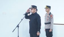 Bupati Boltara Sirajudin Lasena saat memimpin dan menghadiri Apel Gelar Pasukan Operasi Ketupat 2026 di Mapolres Boltara sebagai bentuk komitmen menjaga keamanan mudik Lebaran.