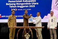 Wakil Bupati Boltara Mohammad Aditya Pontoh (MAP), saat menyerahkan LKPD Tahun Anggaran 2025 kepada BPK RI Perwakilan Sulawesi Utara sebagai wujud komitmen transparansi dan akuntabilitas keuangan daerah.-1
