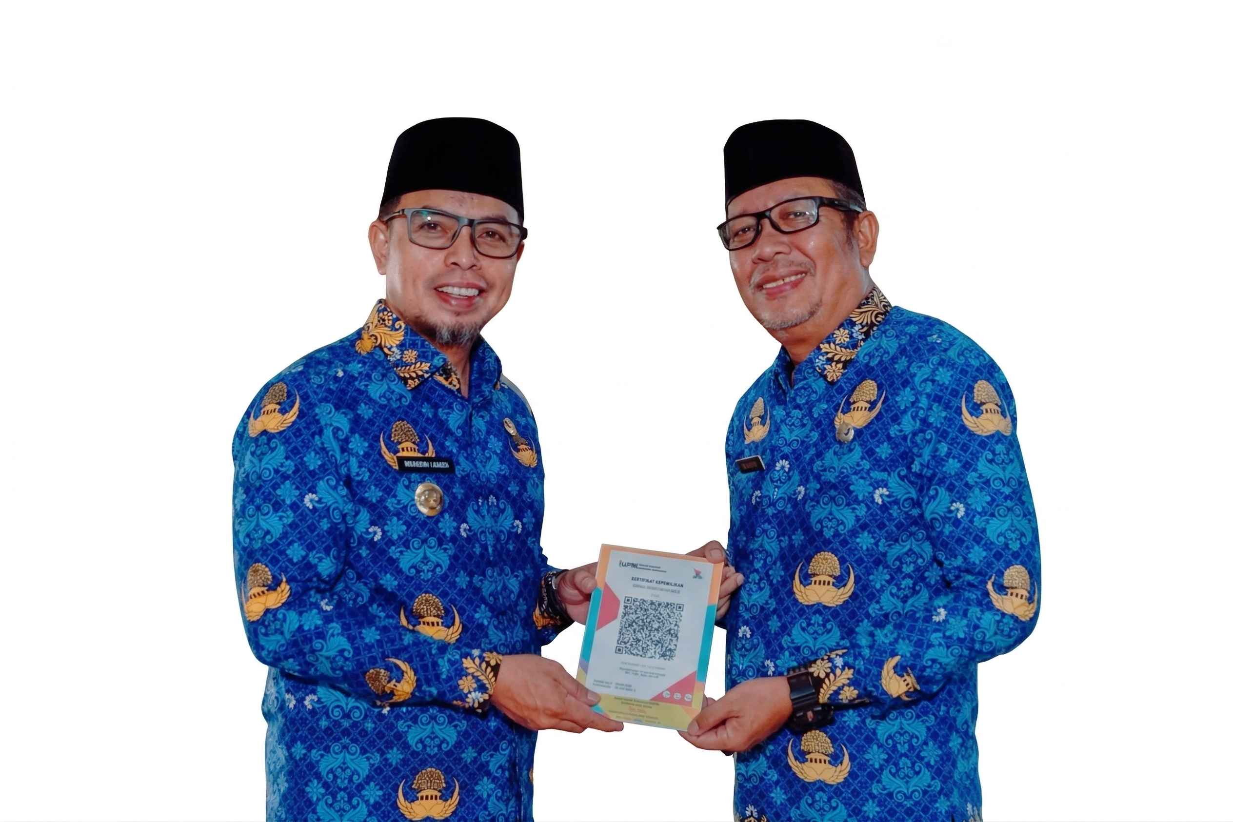 Momen saat Bupati Sirajudin Lasena menyerahkan kartu QRIS secara simbolis kepada Kepala Dinas Pariwisata beberapa waktu lalu, yang kini dinilai belum terealisasi di lapangan sesuai dengan yang dijanjikan.