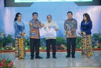 Bupati Bolaang Mongondow Yusra Alhabsyi menerima secara simbolis bantuan pangan dan program pertanian dari Pemerintah Provinsi Sulawesi Utara pada peringatan satu tahun kepemimpinan Gubernur Sulut di Graha Gubernuran, sebagai bentuk sinergi kuat dalam memperkuat ketahanan pangan dan kesejahteraan masyarakat Bolmong.