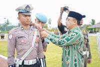 Bupati Yusra Alhabsyi melakukan pemeriksaan pasukan saat apel Operasi Ketupat Samrat 2026, memastikan kesiapan personel dalam menjaga keamanan masyarakat selama perayaan Idulfitri.