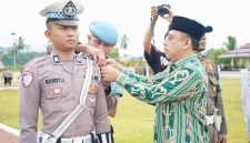Bupati Yusra Alhabsyi melakukan pemeriksaan pasukan saat apel Operasi Ketupat Samrat 2026, memastikan kesiapan personel dalam menjaga keamanan masyarakat selama perayaan Idulfitri.
