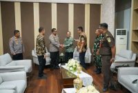 Bupati Yusra Alhabsy bersama pimpinan Forkopimda Bolmong usai rapat koordinasi sebagai simbol soliditas dan komitmen bersama menjaga stabilitas daerah.