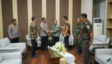 Bupati Yusra Alhabsy bersama pimpinan Forkopimda Bolmong usai rapat koordinasi sebagai simbol soliditas dan komitmen bersama menjaga stabilitas daerah.