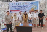Dinas Sosial Bolmong bersama pihak Bulog melakukan pengecekan kualitas beras dan minyak goreng sebagai bentuk komitmen pemerintah memastikan bantuan pangan yang aman, layak, dan berkualitas bagi masyarakat.